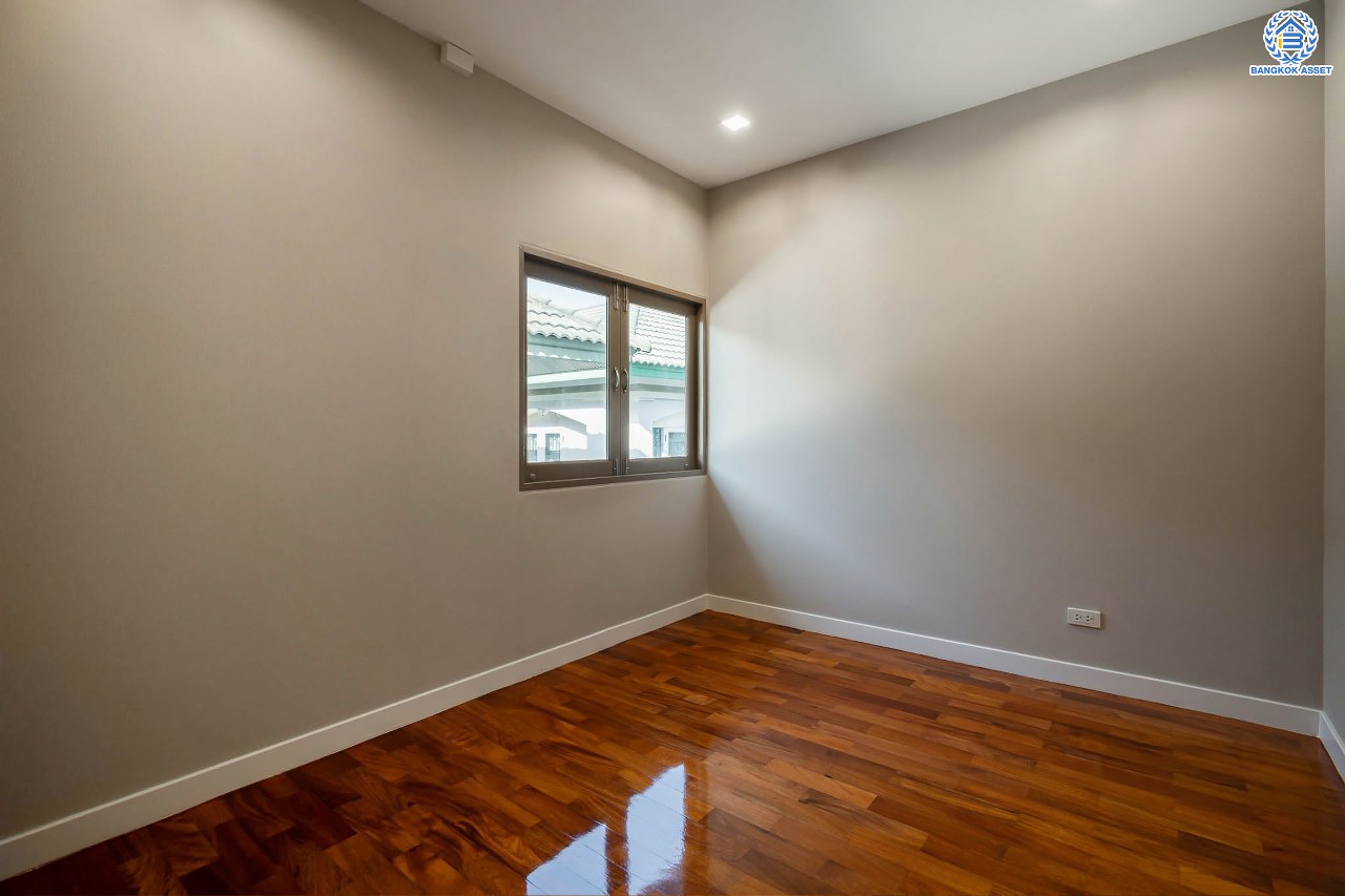 บ้านมือสองตกแต่งใหม่ ดีไซน์สวย โครงการ ซันไรซ์กรีน นวมินทร์ เนื้อที่ 75 ตร.ว. พื้นที่ใช้สอยมากถึง 338 ตร.ม. พร้อมฟังก์ชัน 4 ห้องนอน 4 ห้องน้ำ 1 ห้องแม่บ้าน จอดรถได้ 2 คัน รองรับทุกกิจกรรม บนทำเลเชื่อมต่อหลายเส้นทาง ใกล้รถไฟฟ้าสายสีชมพู "สถานีรามอินทรา" และจุดขึ้นทางด่วน "เอกมัย-รามอินทรา"